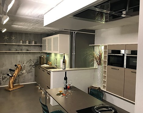 Moderne Küchenzeile mit Halbinsel und Silestone Arbeitsplatten - LUX/ NATURE