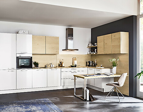 Küchenzeile in Weiß Hochglanz kombiniert mit ARTWOOD Asteiche natur - Lux
