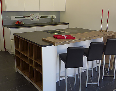 topmoderne, grifflose Hochglanzküche in weiss mit Theke und Granitarbeitsplatte - ARANI Lagune, in hochwertigem Brillant Lack - weiss glänzend - Preis ohne E-Geräte -