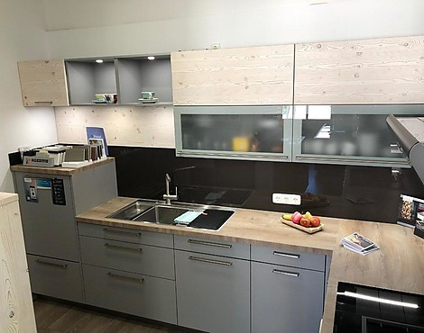 Einzigartige Traumküche in L-Form mit separatem Geräteblock - AV 2035 perlgrau Mattlack; Hochränke furniert in AV 5083 Pinie weiß