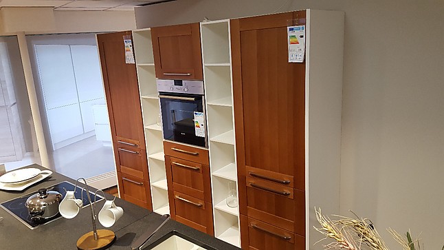 Nobilia musterküche edle küche in nussbaum holz, funktionswand mit ...