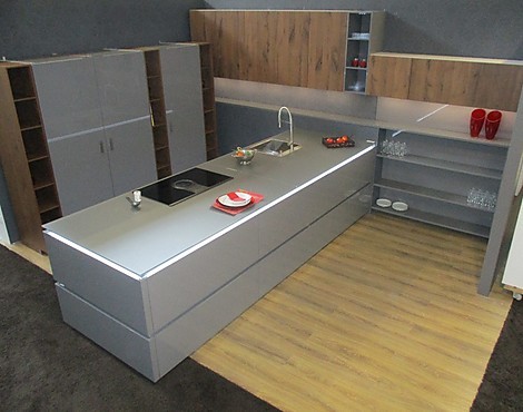 (Ausstellungsküche, Nolte Küchen) reduziert auf 24.900€ - N12 Nova Lack, Quarzgrau Hochglanz / L22 Legno Funier, Eiche Trüffel