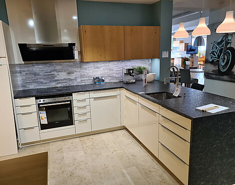 Schmuckstück mit wohnlichem Element - Häcker Systemat AV3020 magnolie Lack