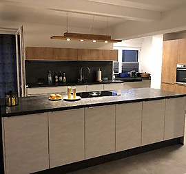 Moderne küche in Steinoptik hell mit Holzdekor