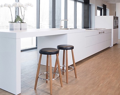 Musterküche mit spannender Insellösung - b3