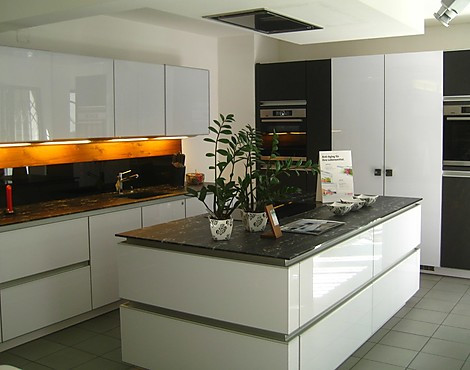 Glas und Schiefer kombiniert mit Glasarbeitsplatte, Rückwand in Nuss &Glas - Horizon Accento Vitrin Glas und Schiefer