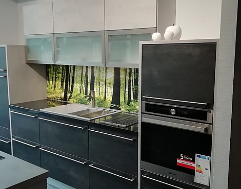 Moderne Küche in Betonoptik mit hochwertigen Geräten und viel Stauram - Riva Betongrau und Schiefergrau