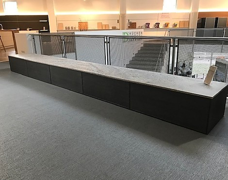 aussergewöhnliches Wohnmöbel mit Steinabdeckung - Echtholz mit feinem Rahmen Silbereiche