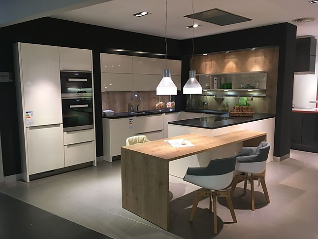 SieMatic-Musterküche moderne Küche mit Sitzgelegenheit