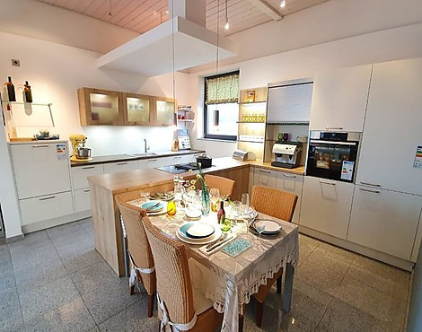 moderne Landhausküche mit Rolladenschrank - Classic weiß matt kombiniert mit Eiche Cornwall