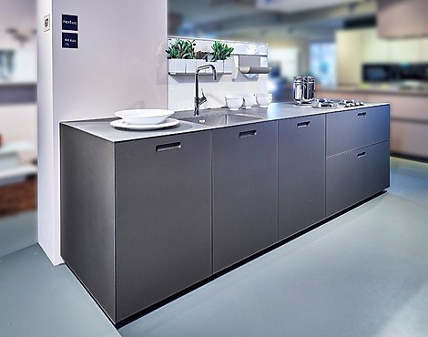 Designküche mit Fronten in Mattglas und Eiche - NX620 + NX902 (Koje 54 KH)