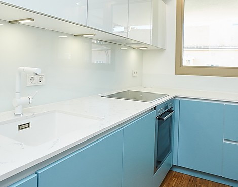 Grifflose Designerküche in Blau/Weiß Hochglanz - Grifflos und Hochglanz weiß mit blauen Akzenten