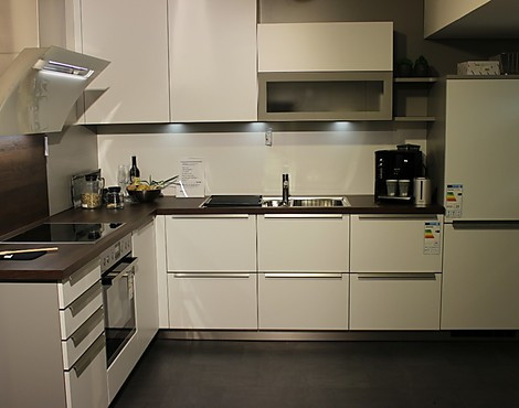 moderne L-Küche mit berbel Dunstabzug - Pura K092 Kristallweiß matt