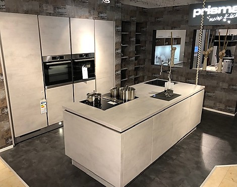 Moderne Betonküche mit Kochinsel - 371 Riva