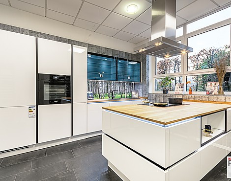 Grifflose Küche mit Holz Arbeitsplatte - Lux weiß Hochglanz