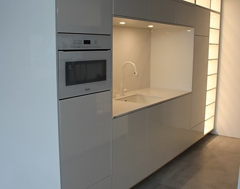 Designzeile in weiß - puristisch und exklusiv - Veredelt mit Silestone, Miele, Dornbracht und KWC - Pure White