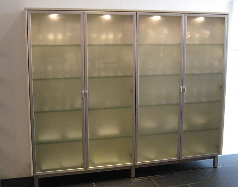 Glasvitrinmöbel- Abverkauf - Glasvitrinschrank in L13 Hochglanz 601 Diamantweiß auf Sockelsystem freitragend stehend!