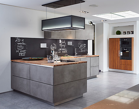 Kompaktes Designmodell - F 81 Beton Titangrau mit Nussbaum