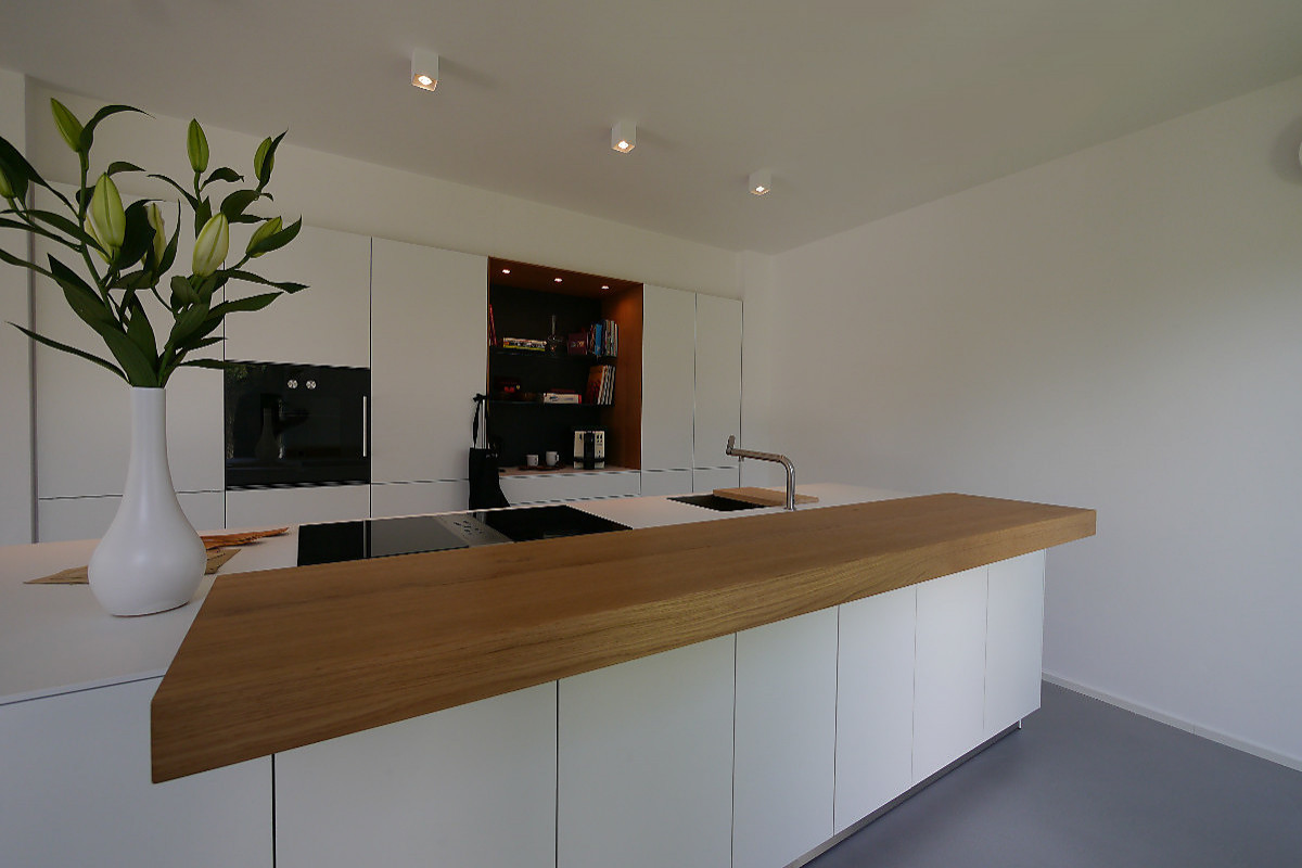 Bulthaup b3 Küche weiß, Hochschrank und Insel, Theke Eiche