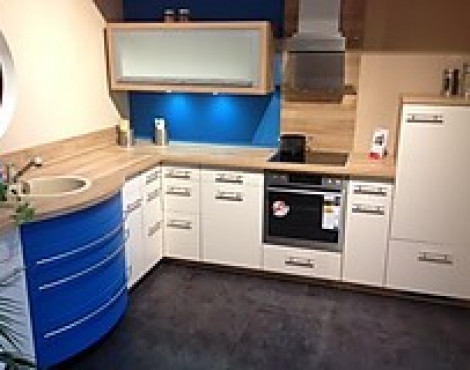 Hochmoderne Musterküche mit vielen Besonderheiten - Pacific Wood mit Blau - Exclusiv Delta Vanille
