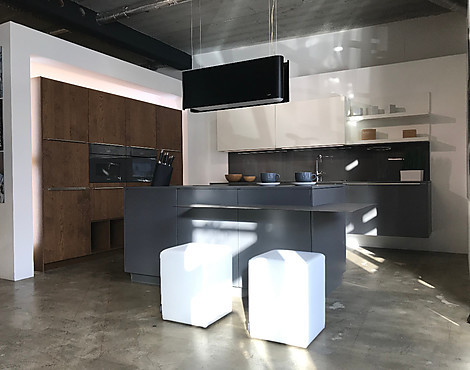 Moderne Küche mit Insel Hochschrankblock & Wandzeile - Häcker AV 6000 Mattlack lavagrau & weiß mit AV 5082 Wideiche braun furniert