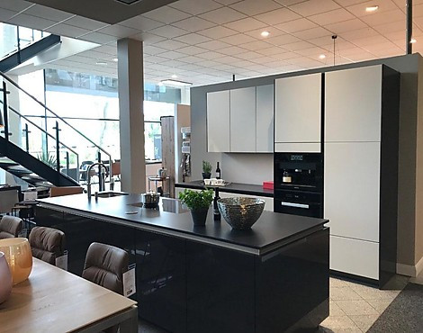 Elegante Zeile mit Insel in Carbon Hochglanz und weiß matt. Grifflos und Ceramikplatte - Lucido HL Carbon Highgloss Lack
