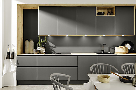 Diese grifflose, schwarze Küche überzeugt durch eine klare Komposition.