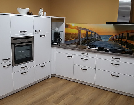 Sherwood Eiche schneeweiß - Moderne Landhausküche mit extrem hochwertiger Schichtstoffoberfläche