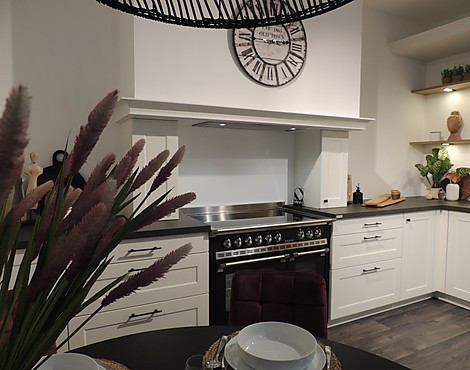Landhausküche mit 100 cm Steel Nostalgie Herd Ascot - Landhausküche York XL 5150 mit Montana Eiche Echtholzfurnier und Steel Luxus Range Cooker