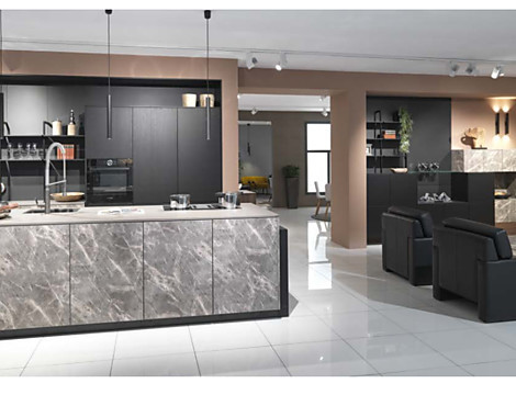 Ausstellungsküche inkl. Bosch - Geräte Smartglasfront - Stein Arbeitsplatte BK01 - XL 4001 Smart Glas Marmor Romano sat. & 31098 Holz-Struktur Samt-Lack, schwarz