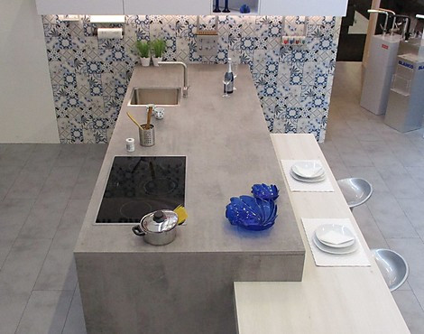 (Ausstellungsküche, Nolte Küchen) - S70 Stone Kunststoff, Beton / F17Feel, Lacklaminat Arcticweiß softmatt