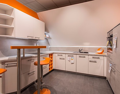 Küche für die Dachschräge - Flash seidengrau / Riva beton grau