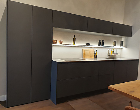 SieMatic S2 in graphitgrau matt mit Antifingerprint-Oberfläche und STADLER Edelstahlarbeitsplatte - S2-SLS