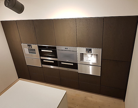 Schrankwand in Eiche vertikal furniert - Hochschränke mit Kühlschrank und Geschirrspüler
