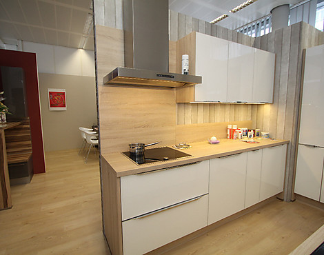Musterküche mit Glasfronten und Insel inkl. Premium - Einbaugeräte - 149 Vetra - 951 Glas, Weiß hochglanz
