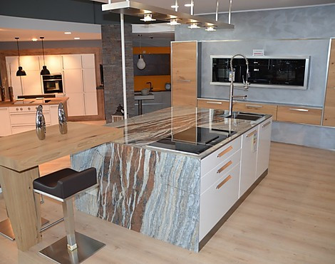 Moderne Inselküche - Nolte Nova Lack 731 Lack, Weiß Hochglanz // Nobilia Structura 400 Gladostone Oak NB // Beeck ED Edelstahlfarbig