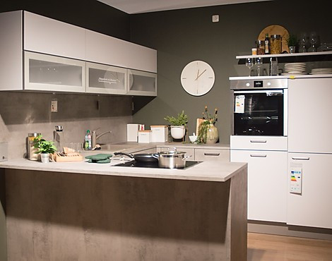 Moderne Einbauküche im Farbmix Beton-Nachbildung / Lack Arcticweiß Hochglanz - Interliving IL 3280/3335