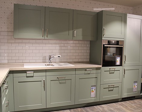 moderne Landhausküche Salbeigrün mit Gewürzregal - Casa gemütliche U-Küche in Pastell Grün