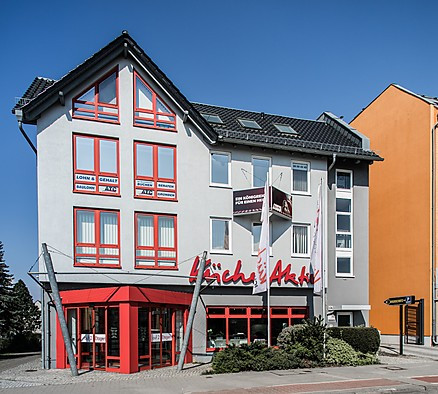 Moderne Küche mit Kochinsel und Theke