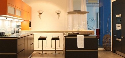 Orange-schwarze Farbkombination einer grifflosen Wohnküche im Küchenstudio in Karlsruhe