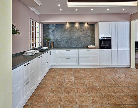 Landhausküche mit Arbeitsplatte und Rückwand aus Granit Sky Blue - Canto in kristallweißem Satinlack (Koje 123 KL)