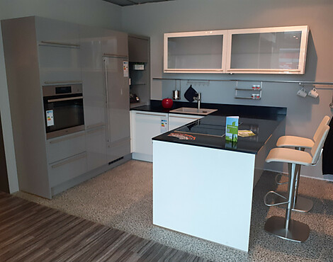 Schlichte weiße Küche "Modul Champagner" mit Backofen, Geschirrspüler und Kühlschrank/W - Laser Brillant weiß Lacklaminat hochglänzend / Kst. Formkante/W