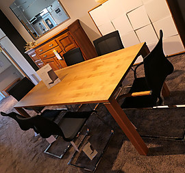 hochwertige Tischgruppe best. aus: Esstisch + 4x Freischwinger + 2x Stuhl mit Armlehnen