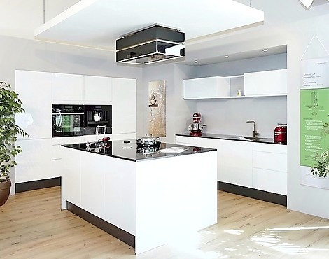 Luxusausstattung mit großem Kombidampfgarer, Einbau-Kaffeevollautomat, Wärmeschublade, Kühlzentrum mit 0°-Zone, XXL-Geschirrspüler, besonders vielen praktischen Auszügen, Insel-Steckdosen, Armatur aus massivem Edelstahl, Schubladeneinsätzen in Eiche… - PG6 ECHTLACK IN KRISTALLWEISS HOCHGLANZ. Traumhaft elegante grifflose Küche mit wunderschönen Arbeitsplatten aus afrikanischem Naturstein und flächenbündigem Einbau von Spüle und Kochfeld. Kochinsel mit einzigartigem, an Seilen hochfahrbarem Deckenlüfter!