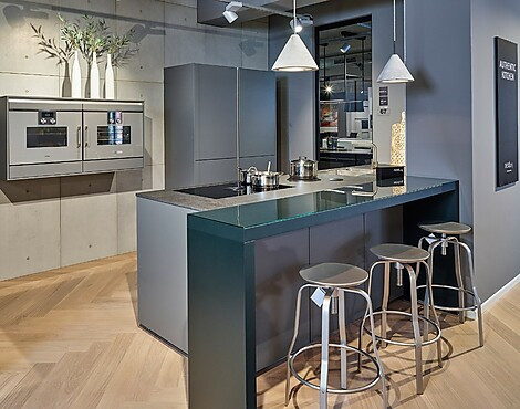 Industrielle Inselküche mit Theke und Gaggenau Geräten - NX500 in anthrazit-grauem Satinlack (Koje 67 KH)