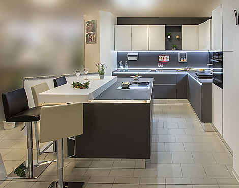 Hochmoderne Küche mit grifflosen Fronten und Arbeitsplatte in Echtglas - 526 – GlasTec Satin Quarzgrau und Weiß