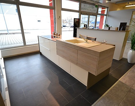 Kochinsel mit Silestone und eingebautem Spülenblock - GAL magnolie hochglanz
