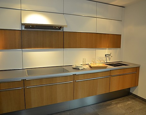 Moderne einzeilige Einbauküche mit maximalen Stauraum - TOCCO in firn mit TIMBER in eiche echtholz