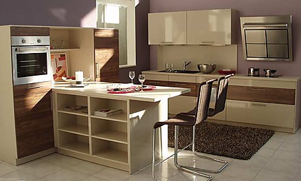 Gemütliche Küche mit Theke und Hochglanzfronten Gemütliche Küche mit Theke und Hochglanzfronten