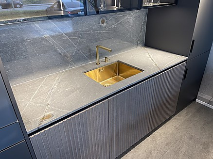 Naturstein Quarzite Atlantic Lava Stone mit Nivito Unterbauspüle und Armatur in Messingfarben gebürste